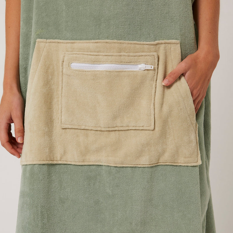 Load image into Gallery viewer, O&amp;E Ladies Daydream Hooded Poncho
